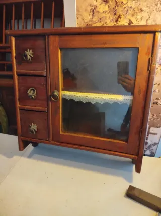 Pequeña vitrina rústica de madera