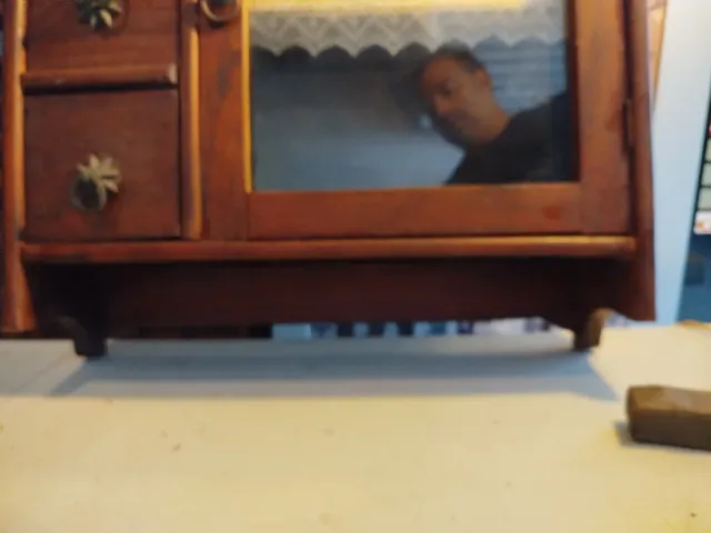 Pequeña vitrina rústica de madera