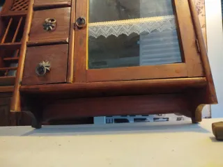 Pequeña vitrina rústica de madera