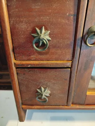 Pequeña vitrina rústica de madera