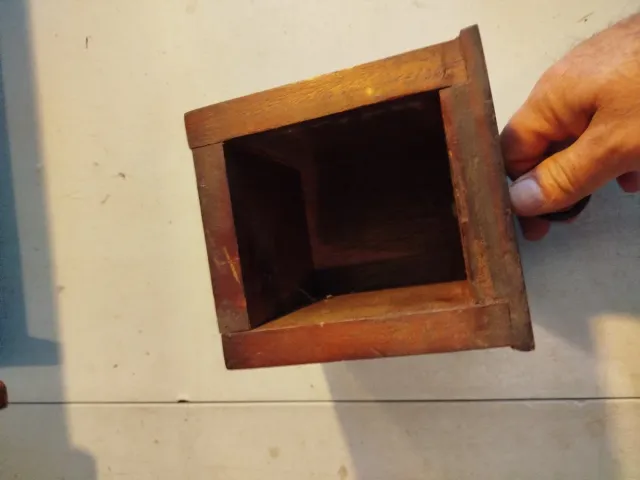 Pequeña vitrina rústica de madera