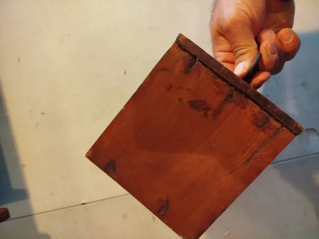 Pequeña vitrina rústica de madera