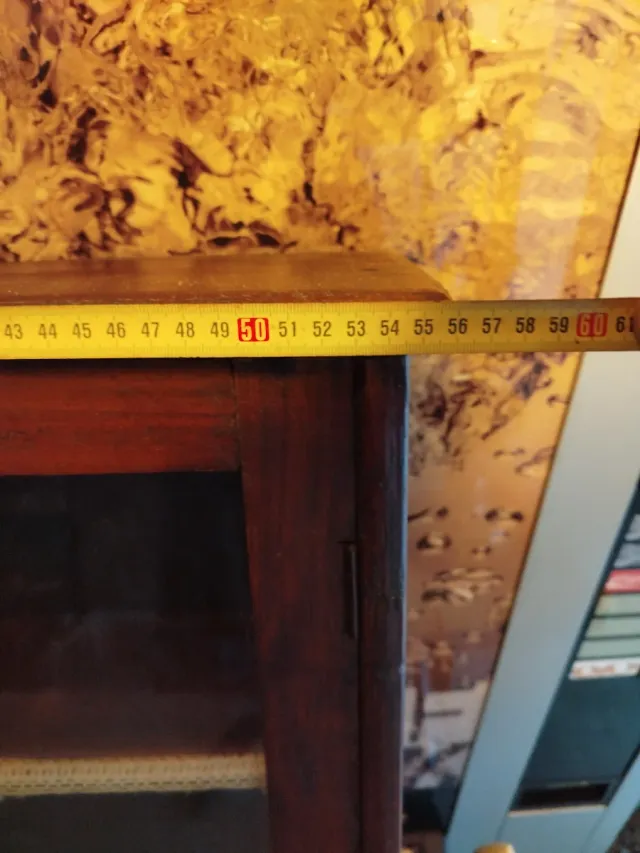 Pequeña vitrina rústica de madera