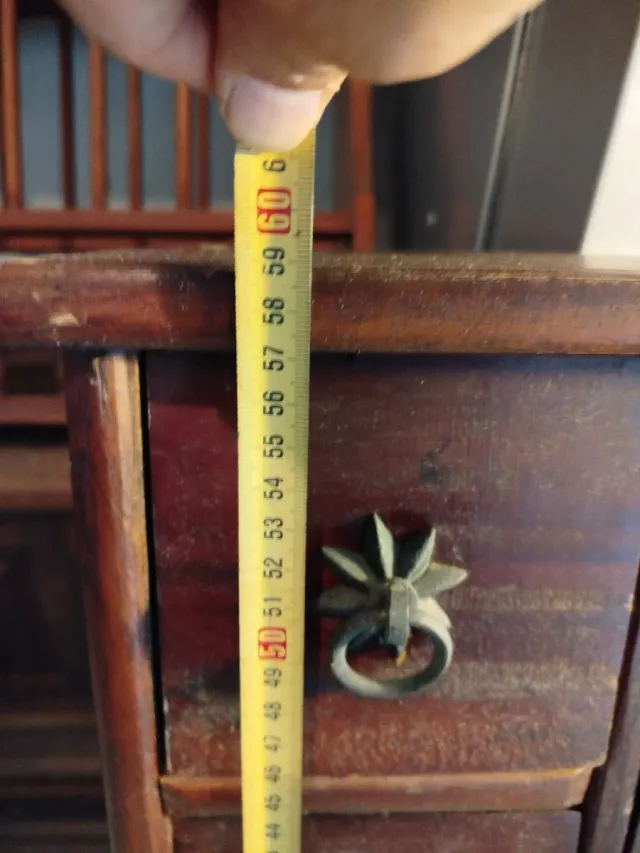 Pequeña vitrina rústica de madera