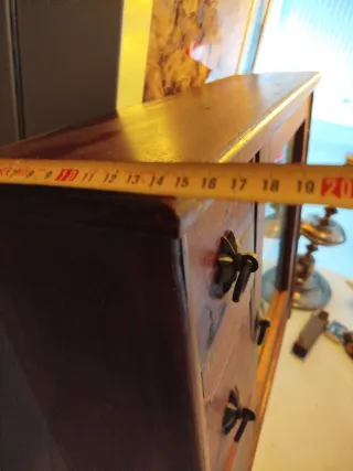 Pequeña vitrina rústica de madera