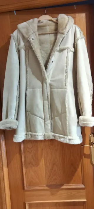 Abrigo antelina forrado con capucha