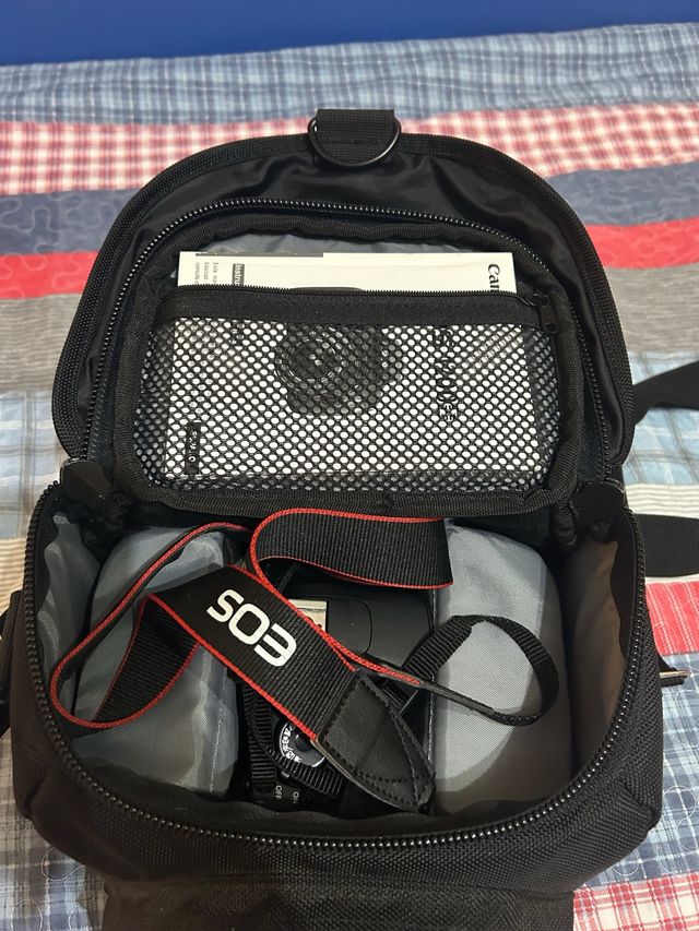 Fotocamera Canon EOS 1200D, due obiettivi e custodia