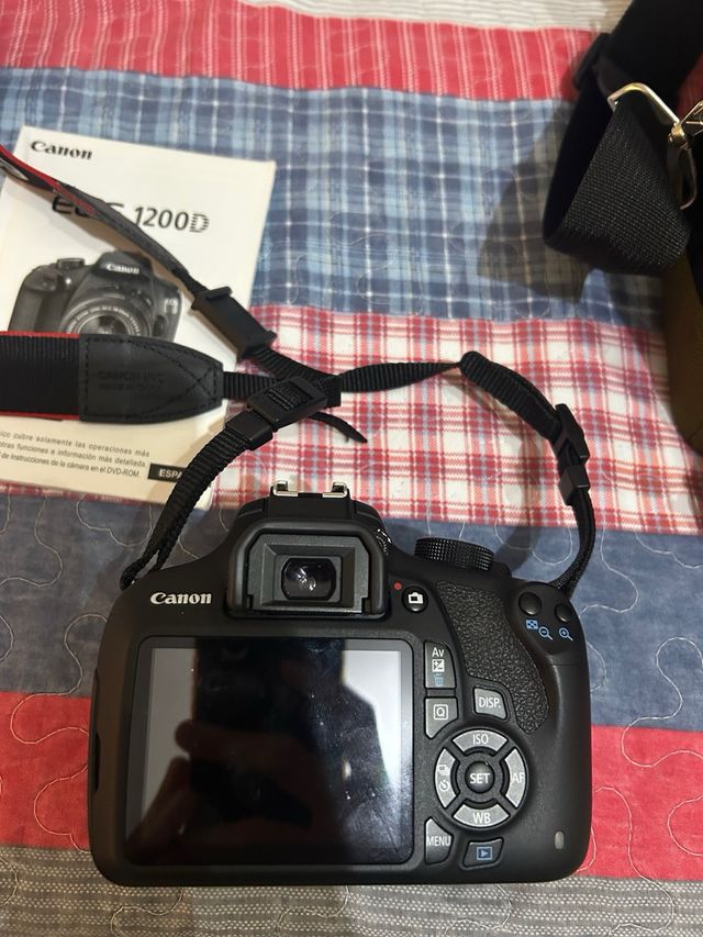 Fotocamera Canon EOS 1200D, due obiettivi e custodia