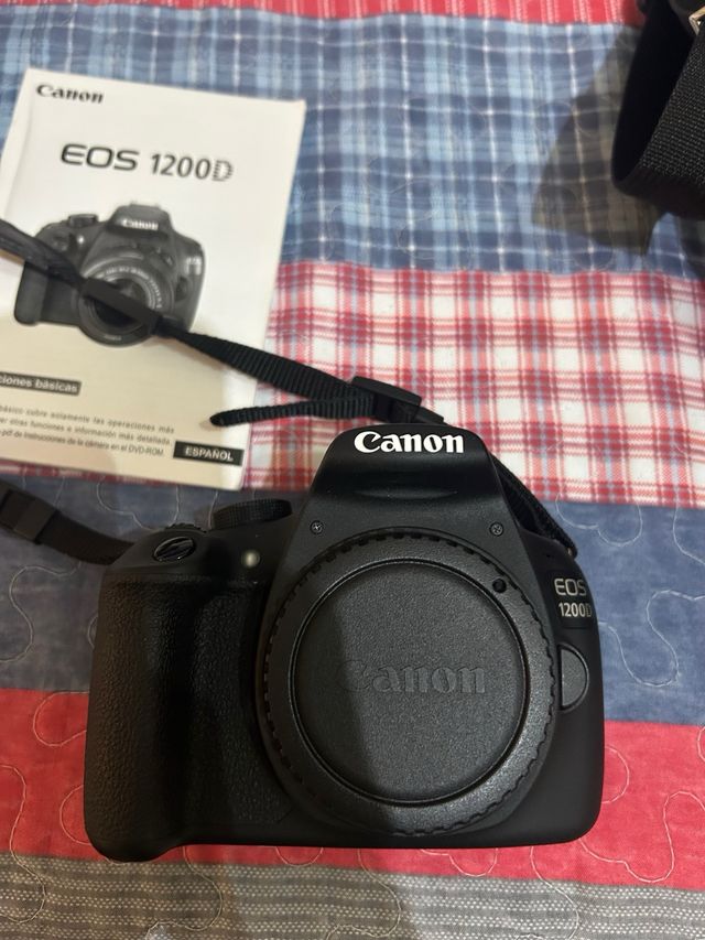 Fotocamera Canon EOS 1200D, due obiettivi e custodia