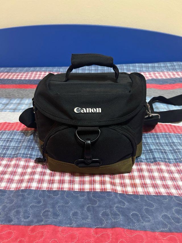 Fotocamera Canon EOS 1200D, due obiettivi e custodia