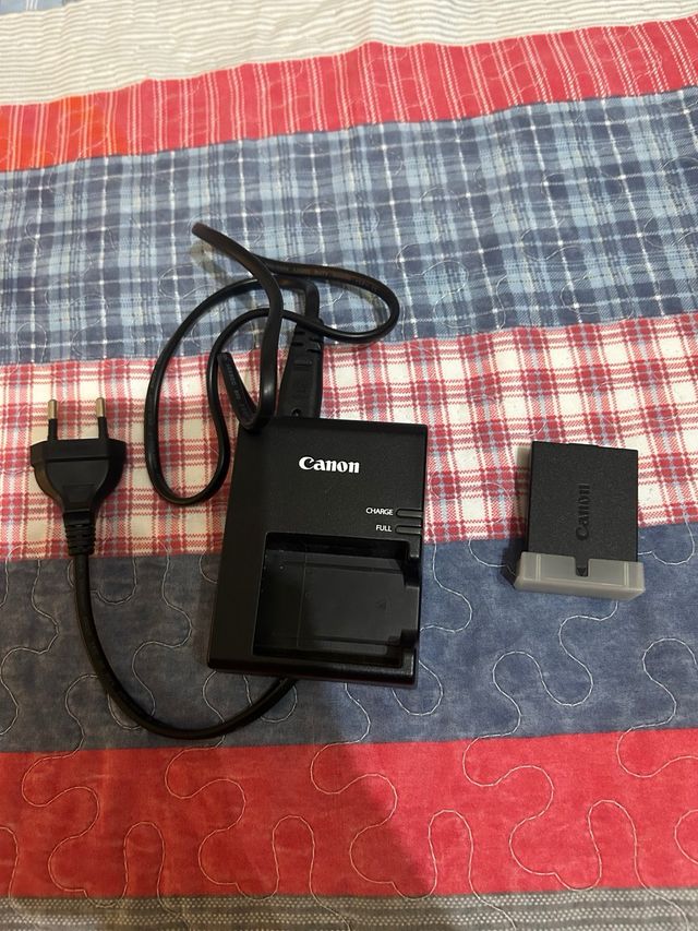 Fotocamera Canon EOS 1200D, due obiettivi e custodia