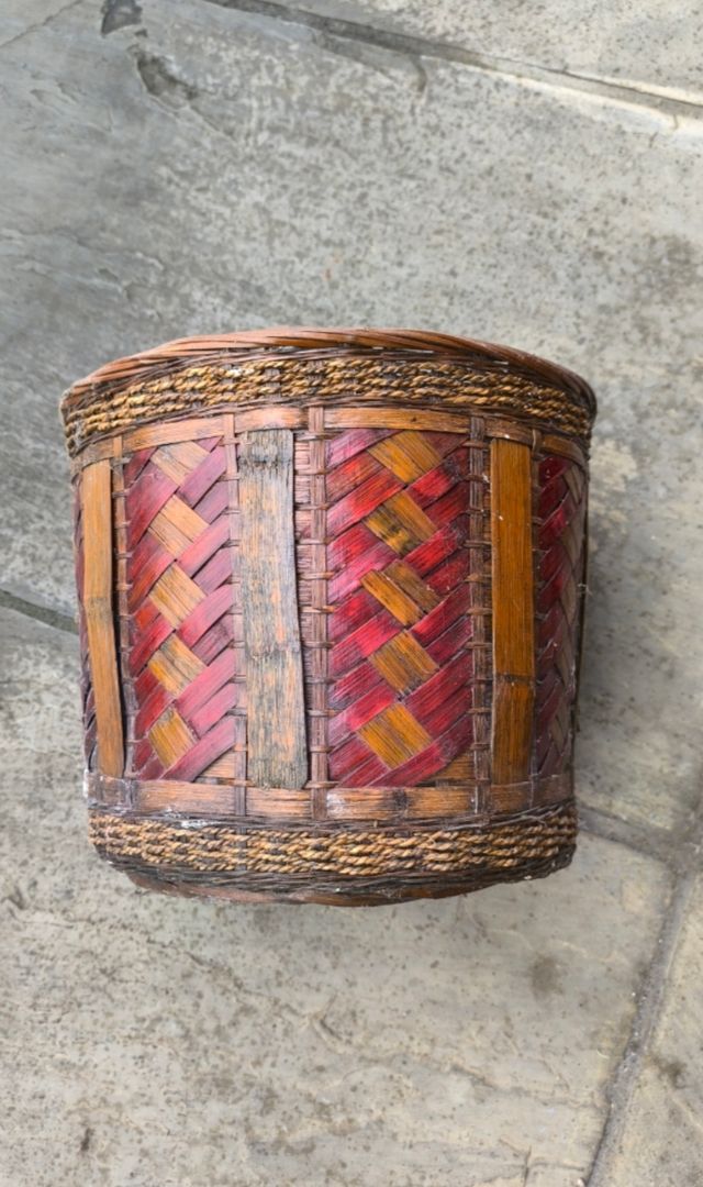 Cesto per fiori in vimini con copertura