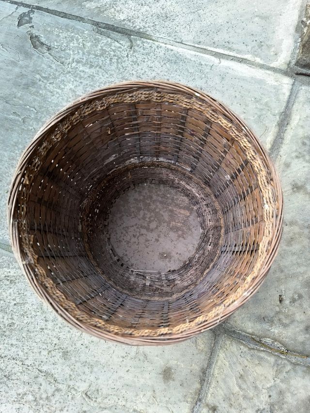 Cesto per fiori in vimini con copertura