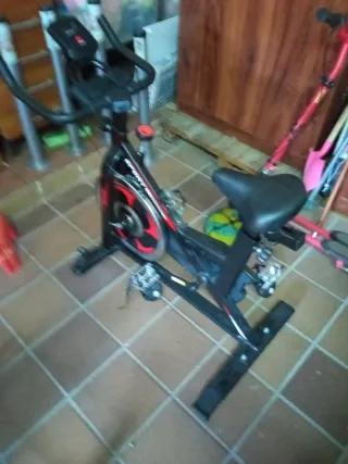 Bicicleta Estática Negra y Roja