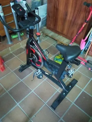 Bicicleta Estática Negra y Roja
