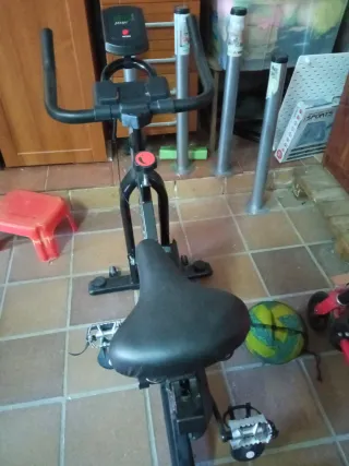 Bicicleta Estática Negra y Roja