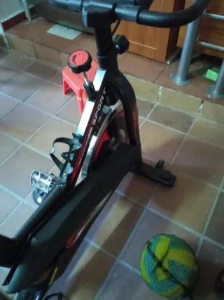 Bicicleta Estática Negra y Roja