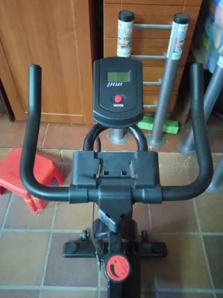 Bicicleta Estática Negra y Roja