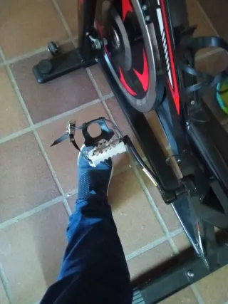 Bicicleta Estática Negra y Roja