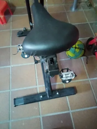 Bicicleta Estática Negra y Roja