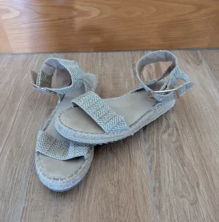 Sandalias cuña beige mujer