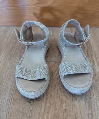 Sandalias cuña beige mujer