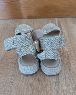 Sandalias cuña beige mujer