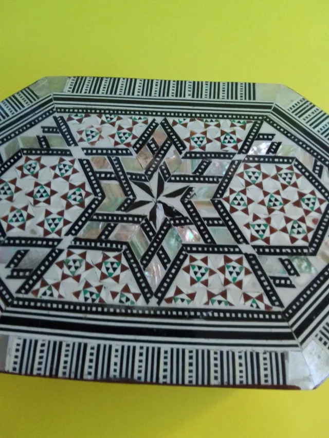 Scatola in legno con intarsi egiziani