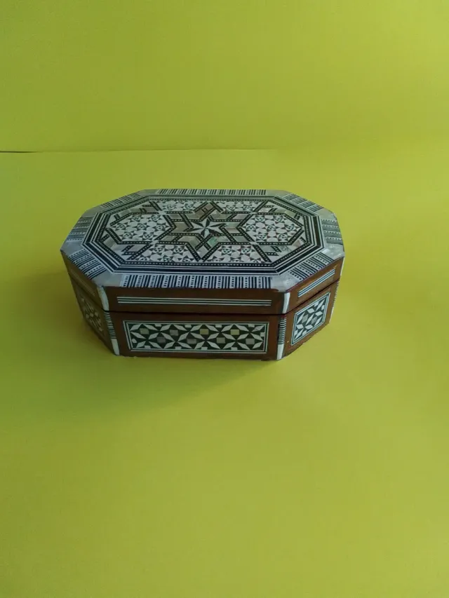 Scatola in legno con intarsi egiziani