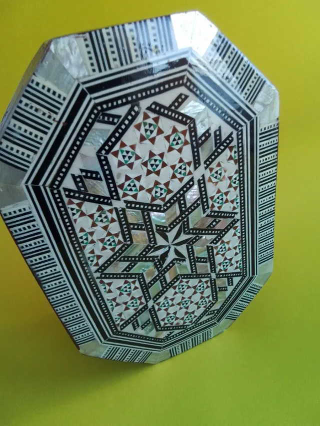 Scatola in legno con intarsi egiziani