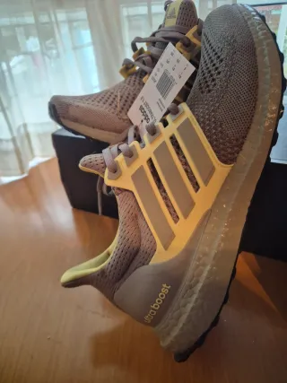 Adidas Ultraboost gris y amarillo