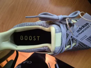 Adidas Ultraboost gris y amarillo