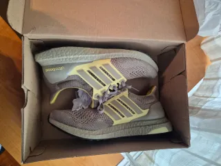 Adidas Ultraboost gris y amarillo