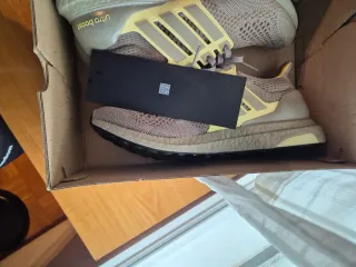 Adidas Ultraboost gris y amarillo