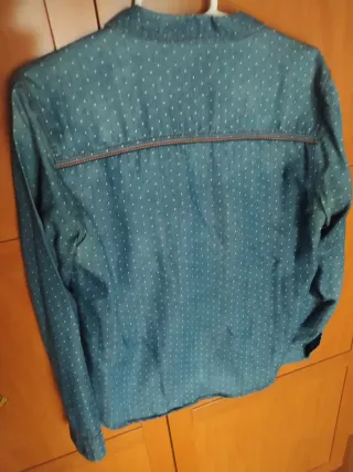 Camisa vaquera azul con topos blancos