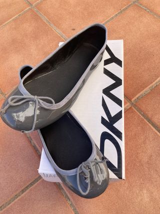 Manoletinas DKNY grises charol lazo