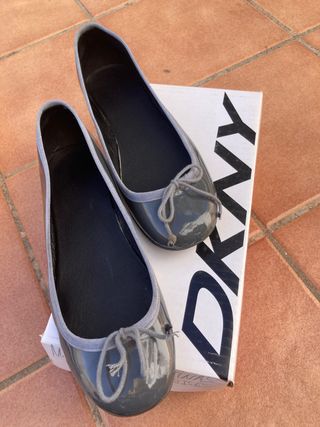 Manoletinas DKNY grises charol lazo