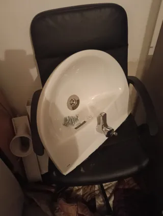 Lavabo blanco con grifo y tornillos