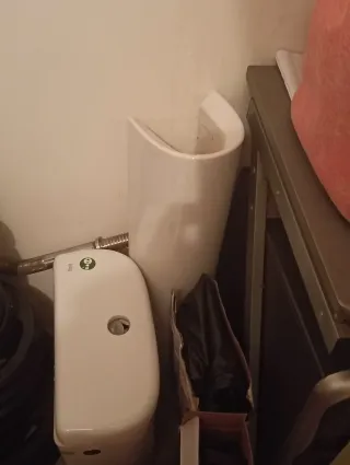 Lavabo blanco con grifo y tornillos