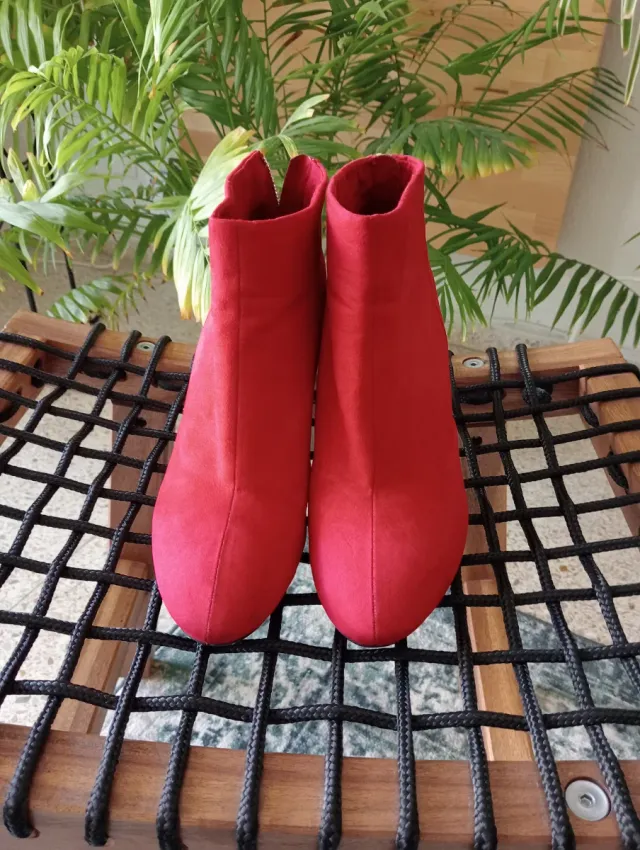 Botines rojos de tacón