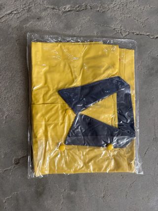 Chubasquero amarillo ColaCao