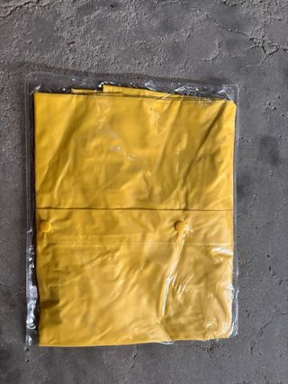 Chubasquero amarillo ColaCao