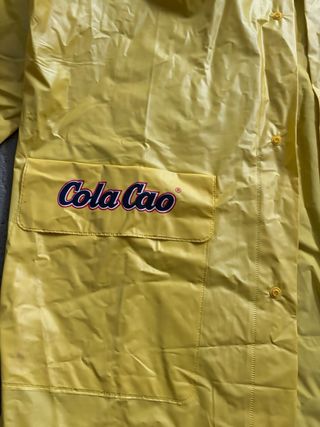 Chubasquero amarillo ColaCao