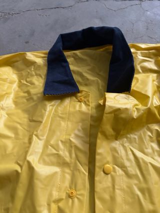 Chubasquero amarillo ColaCao