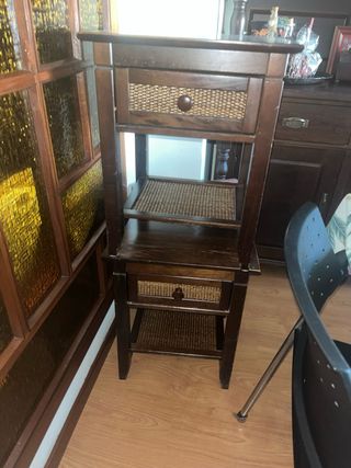 Tavolino in legno con cassetto e vimini