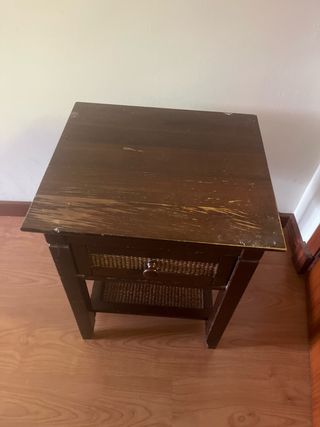 Tavolino in legno con cassetto e vimini