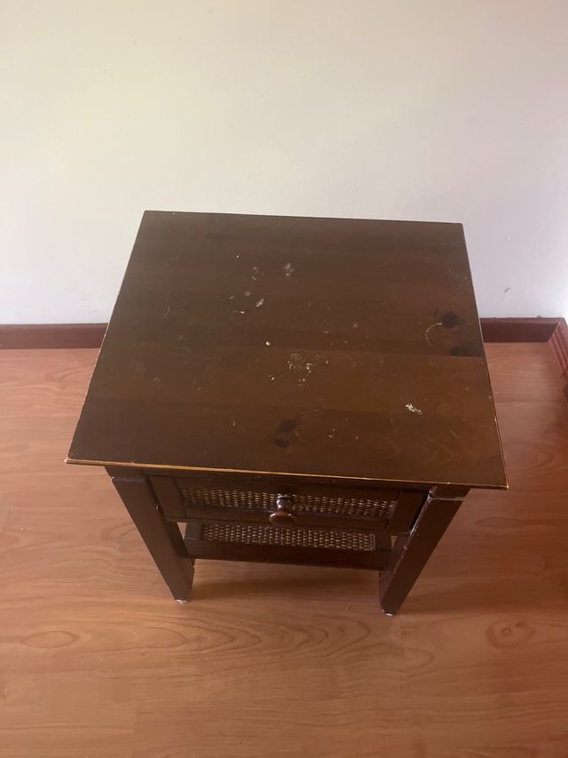 Tavolino in legno con cassetto e vimini