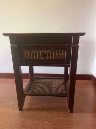 Tavolino in legno con cassetto e vimini