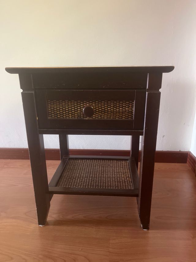 Tavolino in legno con cassetto e vimini