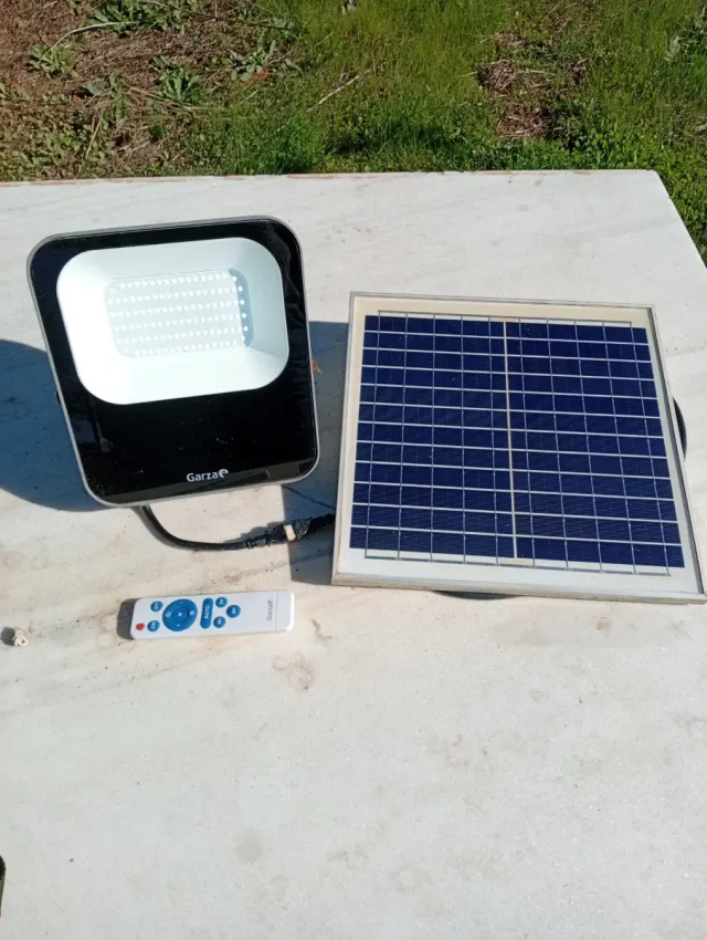 2 Focos LED Solar Garza con mando